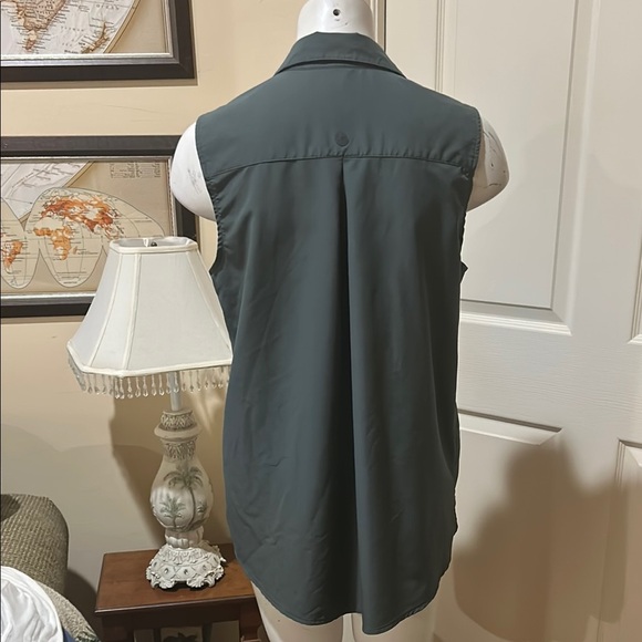 Gaiam On the Move Sleeveless Button-Up Top - Dark Gray/green. Size M. - Picture 4 of 10